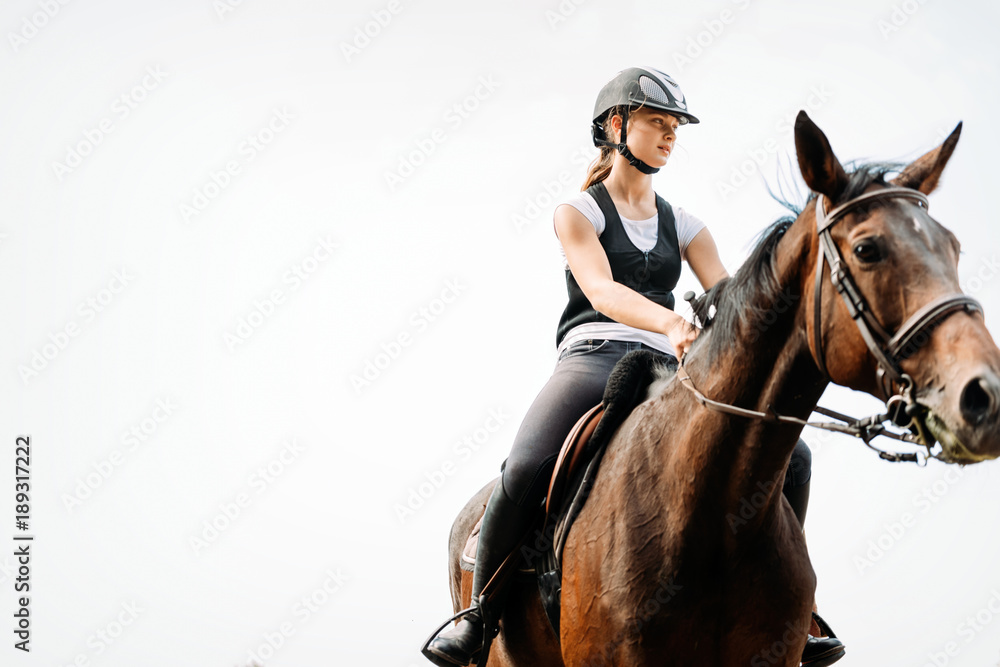 Fototapeta Obrazek jedzie jej konia młoda dziewczyna