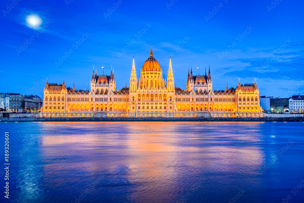 Fototapeta premium Budapest, Hungary - Hungarian Parliament Building and Danube River