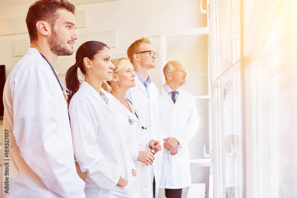 Gruppe Ärzte und Arzthelfer und Krankenschwester Gruppe Ärzte und Arzthelfer und Krankenschwester