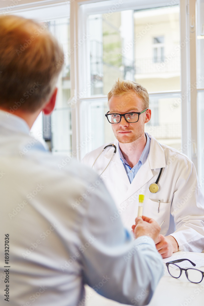 Hausarzt in der Sprechstunde Hausarzt in der Sprechstunde