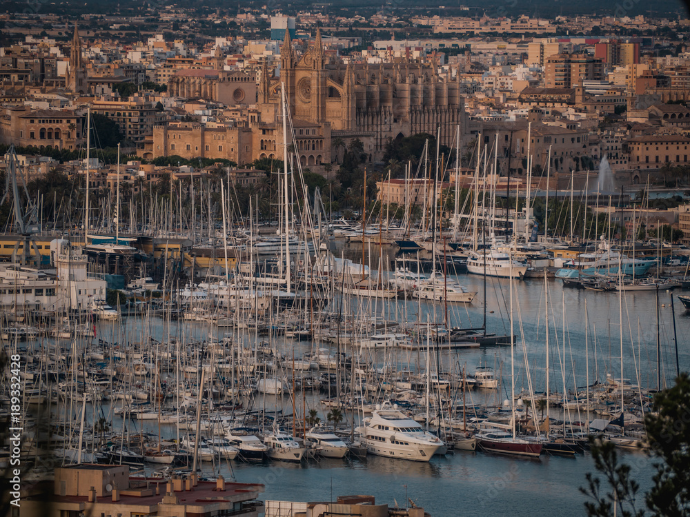 Vista aérea de la Catedral y bahía de Palma de Mallorca