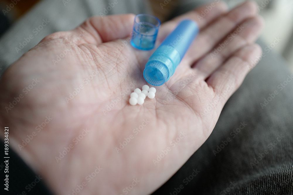 homéopathie dans la main