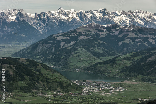 Ausblick auf den Zeller See und die verschneiten Gipfel der Tauern © zauberblicke