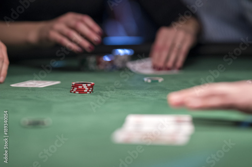 pokertisch mit chips und Händen