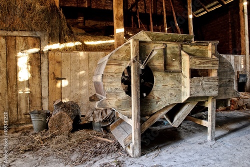 Fotografia Old wooden threshing machine standing in an old barn