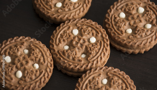 Chocolate cookies with vanilla cream

