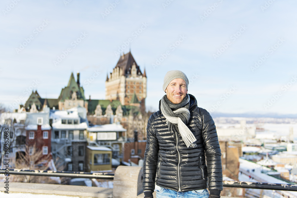 Obraz premium men in front of Chateau Frontenac in Quebec city