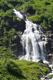 Покрытые растительностью склоны гор и Имеретинский водопад