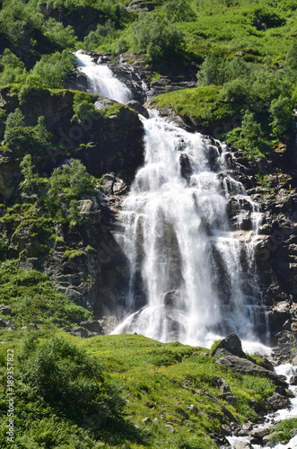 Fototapeta Naklejka Na Ścianę i Meble -  Покрытые растительностью склоны гор и Имеретинский водопад