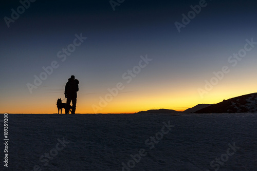 Hombre y perro en la nieve © Quim Roser