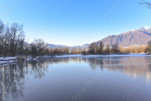Panorama del lago in inverno