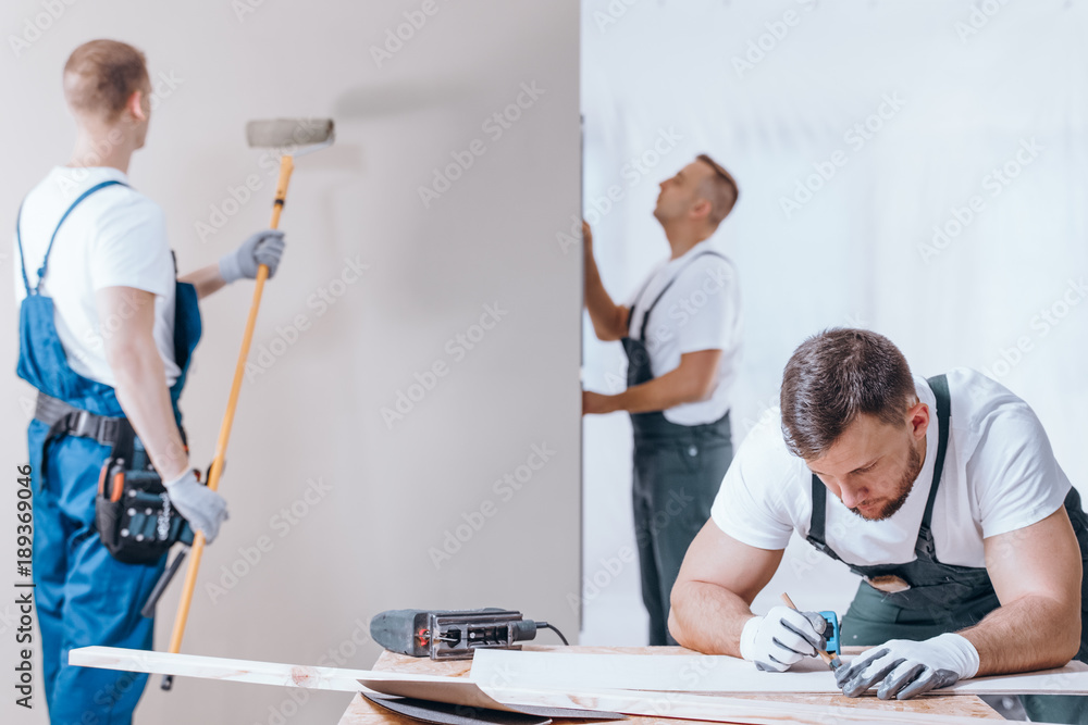 © Photographee.eu - Carpenter drawing on fiberboard © Photographee.eu - Carpenter drawing on fiberboard