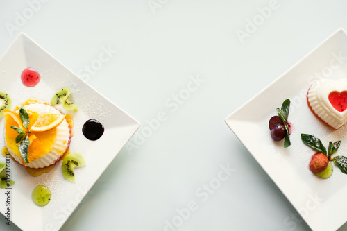 Fototapeta fotografia żywności wyśmienity restauracyjny deser na białym tła pojęciu
