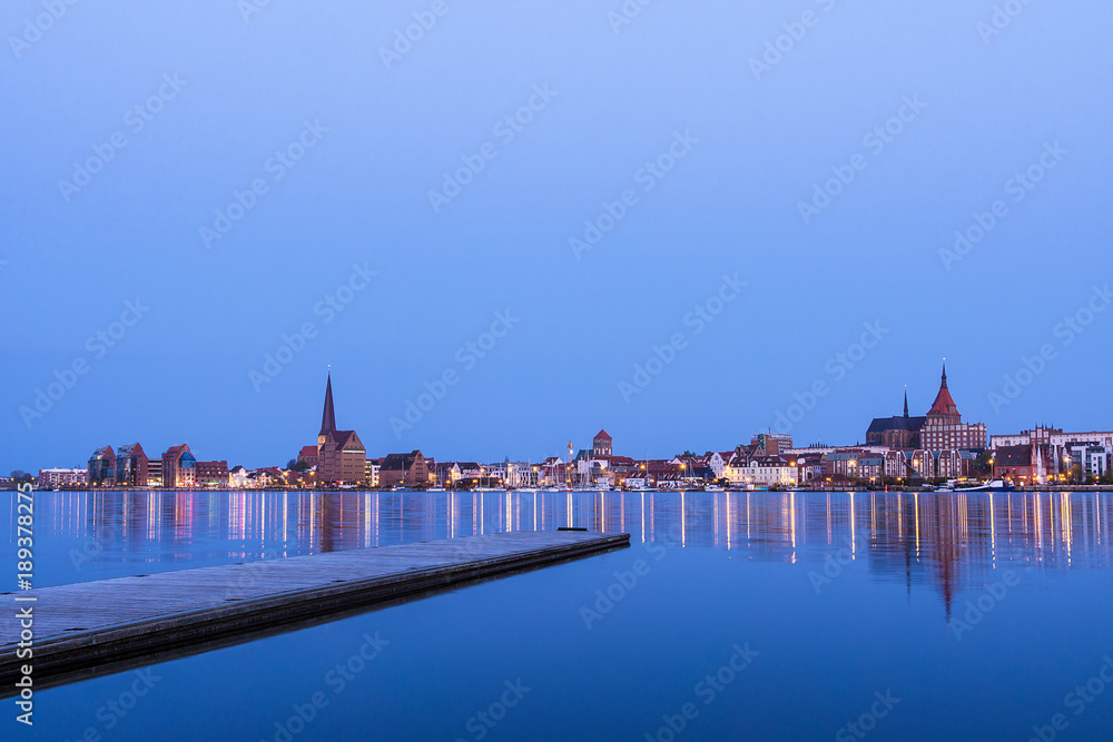 Blick über die Warnow auf die Stadt Rostock am Abend