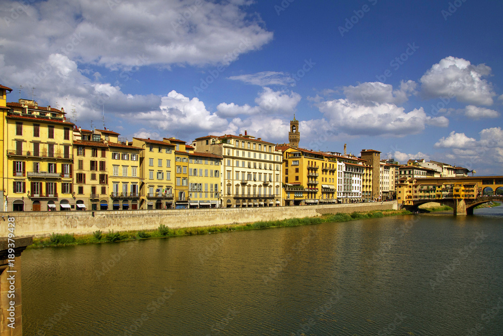Firenze con il Ponte Vecchio ed il Fiume Arno Toscana Italia Europa Florence with the Old Bridge and the Arno River Tuscany Italy Europe