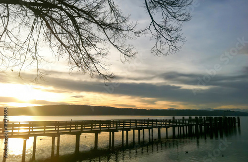 Sonnenaufgang hinter dem Bootssteg am Starnberger See