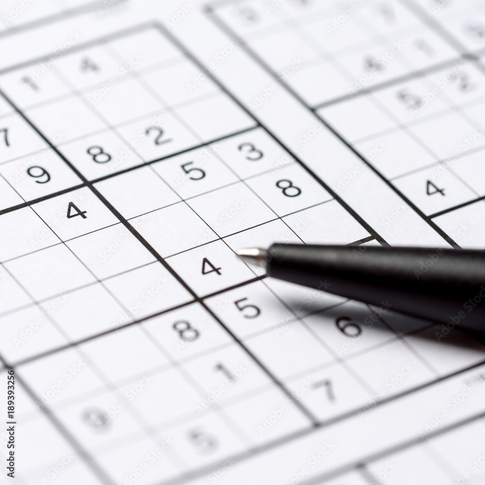 Nahaufnahme ines Sudoku mit Kugelschreiber Nahaufnahme ines Sudoku mit Kugelschreiber