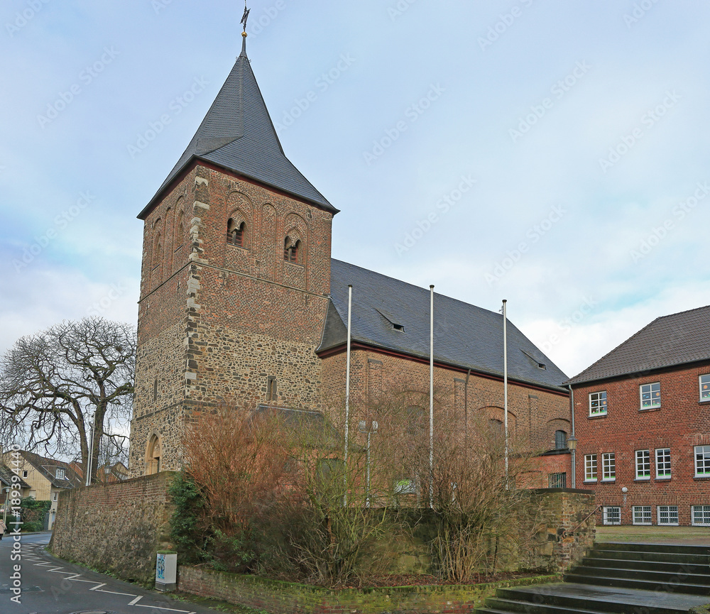 Kirche St Aldegundis in Leverkusen Rheindorf