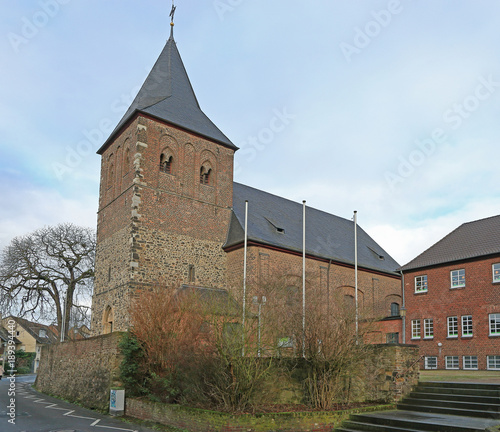 Kirche St Aldegundis in Leverkusen Rheindorf
