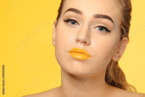 Portrait of young woman wit...