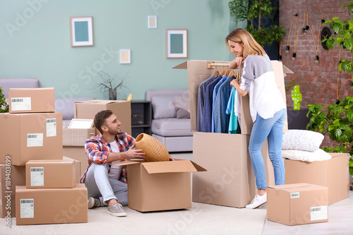 Young couple packing wardro...