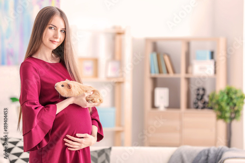 Young pregnant woman with p...