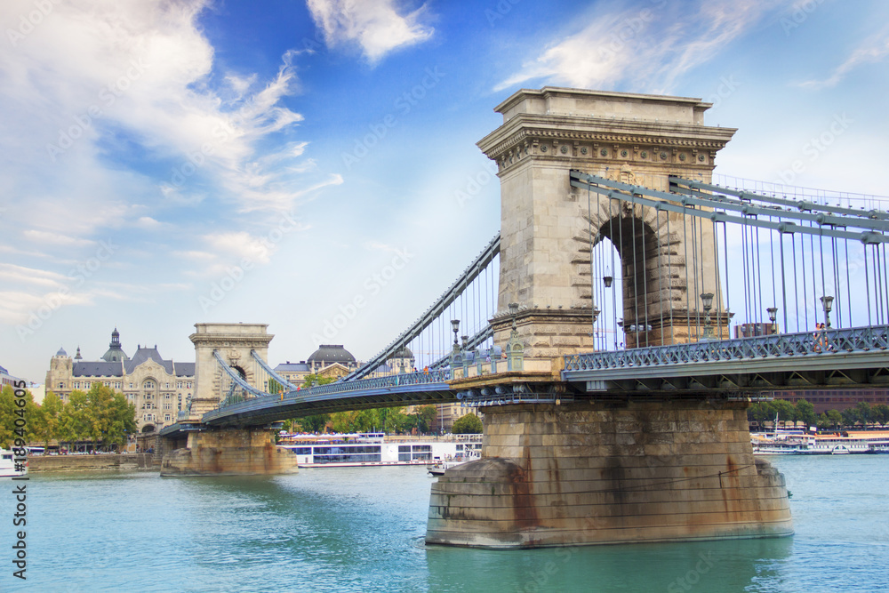 Obraz premium Beautiful view of the Chain Bridge over the Danube in Budapest, Hungary
