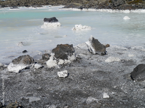 Silizium im Wasser - umgeben von Felsen
