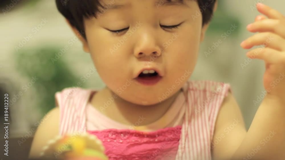 誕生日 子供 幼児 ケーキ 食べる 誕生日 子供 幼児 ケーキ 食べる