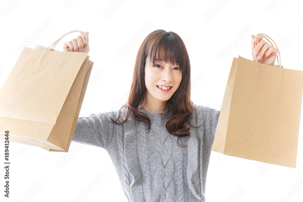 買い物をする若い女性 買い物をする若い女性
