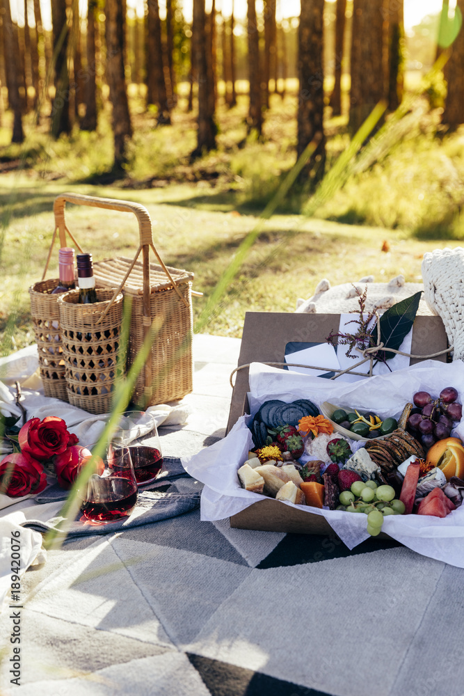 Romantic picnic set up with mixed food platter and wine foto de Stock |  Adobe Stock