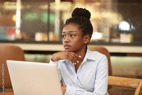 Φωτογραφία Pretty pensive woman with laptop
