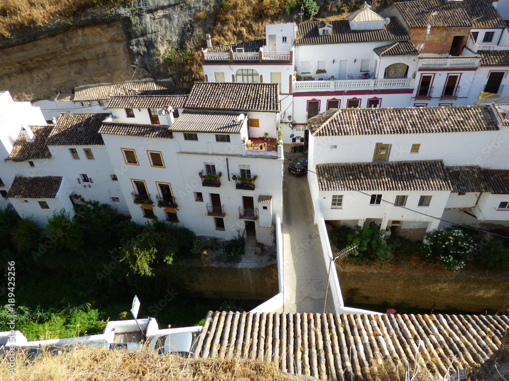 Obraz premium Setenil de las Bodegas, pueblo blanco de Cádiz, Andalucía (España) famoso por sus casas cuevas