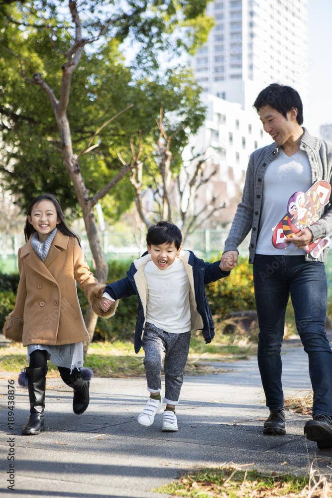 Obraz premium 公園を歩く家族