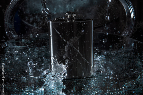 Foto the water is pouring onto the jar