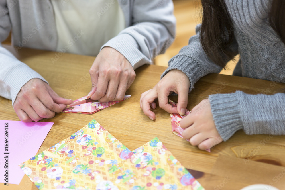折り紙をする親子 折り紙をする親子