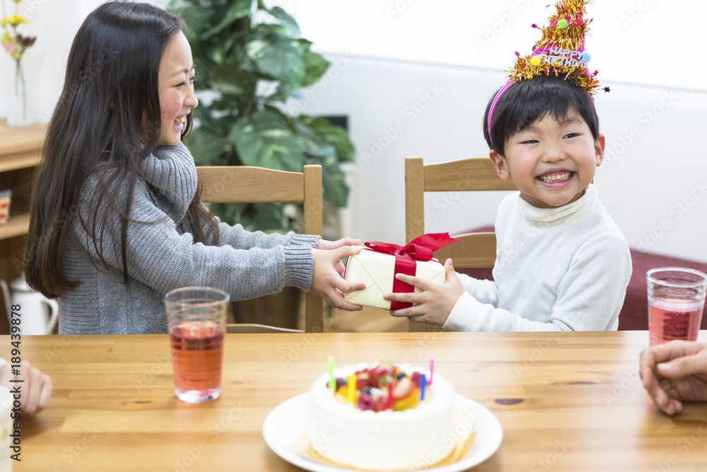 誕生日パーティーをする家族 誕生日パーティーをする家族
