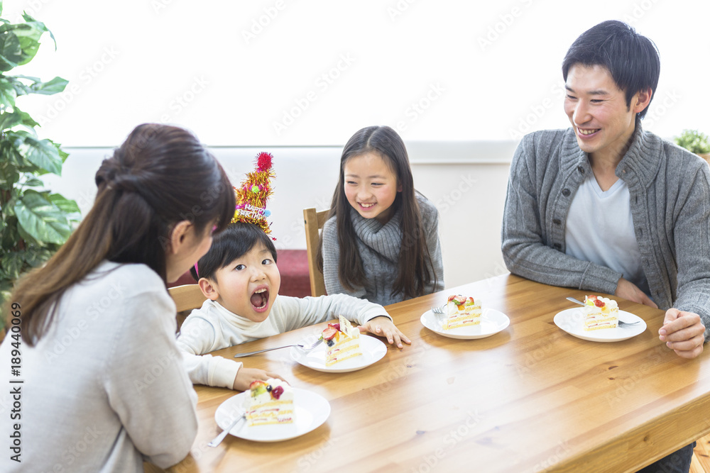 誕生日パーティーをする家族 誕生日パーティーをする家族