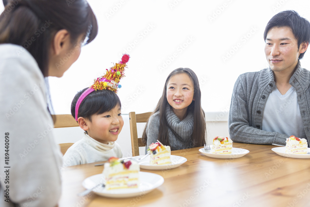 誕生日パーティーをする家族