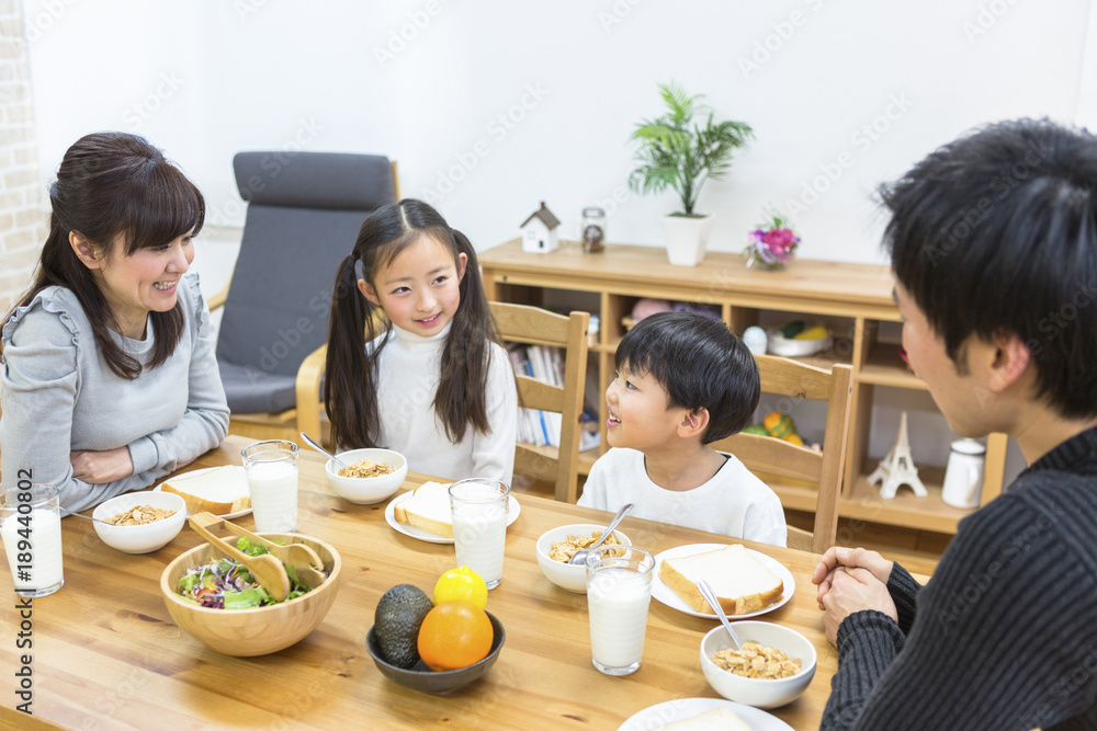 朝食の食卓を囲む家族 Stock Photo Adobe Stock