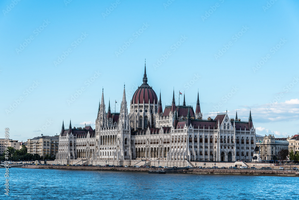 Obraz premium Cityscape of Budapest with Parliament building