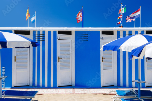 Tableau sur toile Colorful beach huts on summer day with blue sky