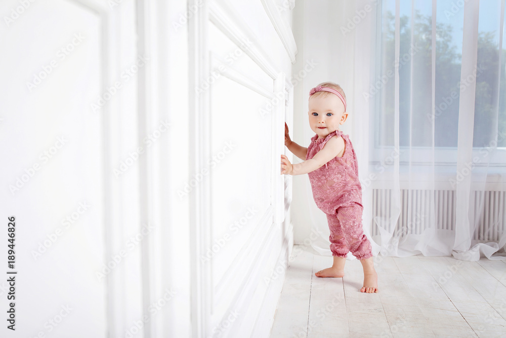 Llittle pretty girl takes the first steps