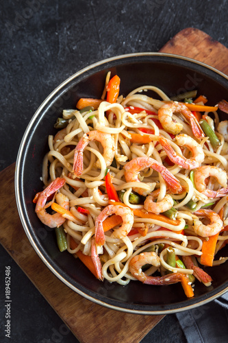 Stir fry with shrimps and noodles