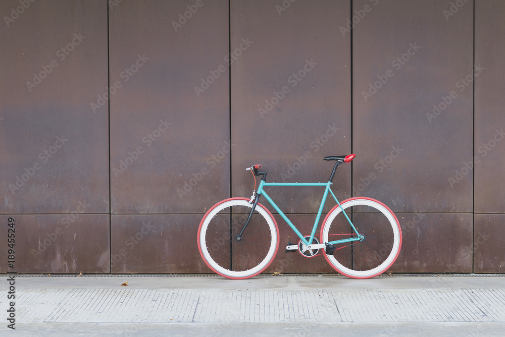 © 2Design - A City bicycle fixed gear on a brown wall