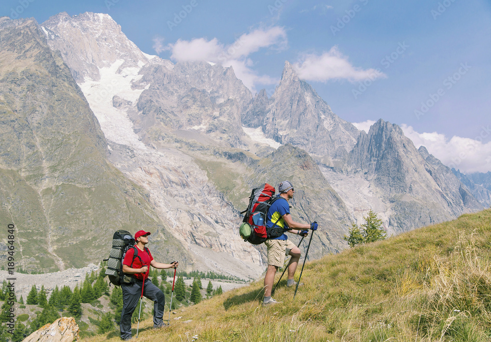 Fototapeta premium Tour du Mont Blanc to wyjątkowa wędrówka około 200 km wokół Mont Blanc, którą można ukończyć w ciągu 7 do 10 dni, przechodząc przez Włochy, Szwajcarię i Francję.