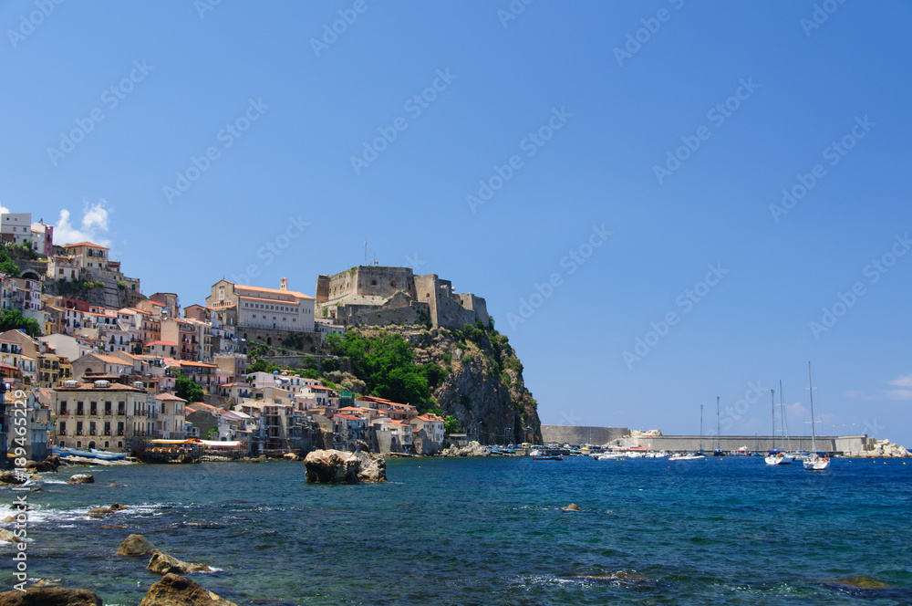 Scilla Kalabrien Küstenansicht mit Blick auf den Hafen und die Festung