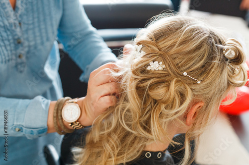 Letzte Strähnen werden festgesteckt