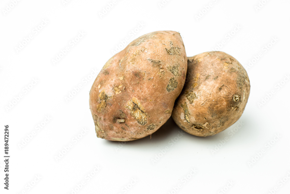 Süßkartoffeln liegen auf dem Holztisch Süßkartoffeln liegen auf dem Holztisch