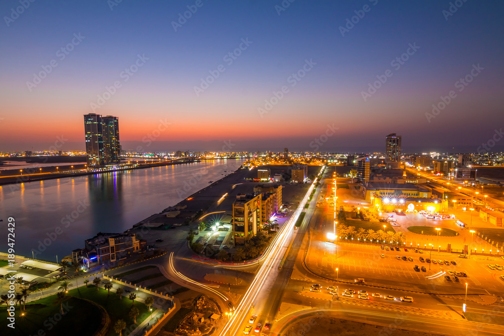 Naklejka premium Widok z lotu ptaka na Ras Al Khaimah z baru znajdującego się na szczycie hotelu Hilton